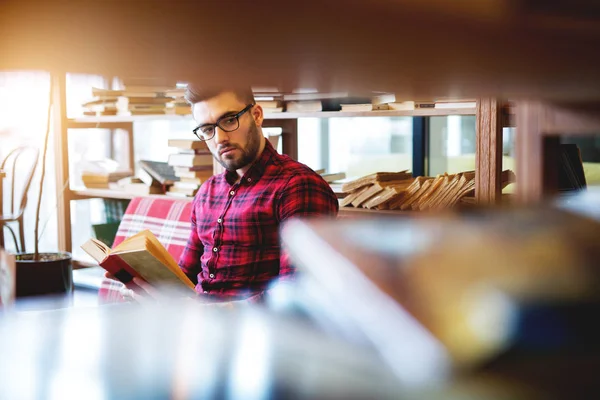 Bonito homem elegante livro de leitura — Fotografia de Stock