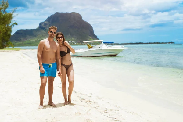 Paar posiert am Strand — Stockfoto