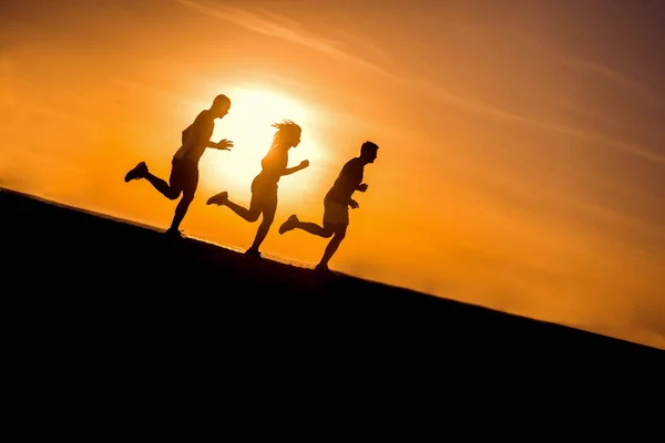 Grupo de corredores na praia — Fotografia de Stock