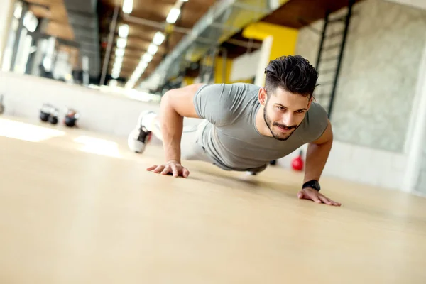 Joven guapo haciendo flexiones — Foto de Stock