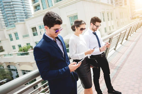 Businesspeople using their smartphones — Stock Photo, Image