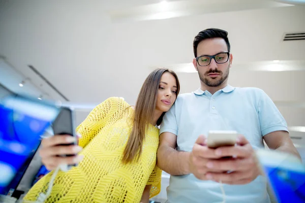 Joven pareja en technics tienda — Foto de Stock