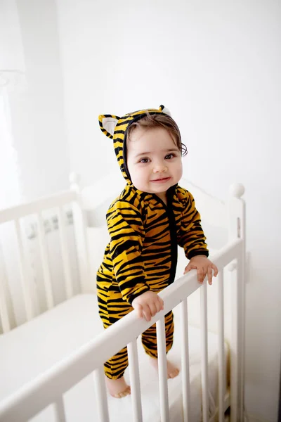 Bebê bonito vestindo minúsculo traje de tigre — Fotografia de Stock