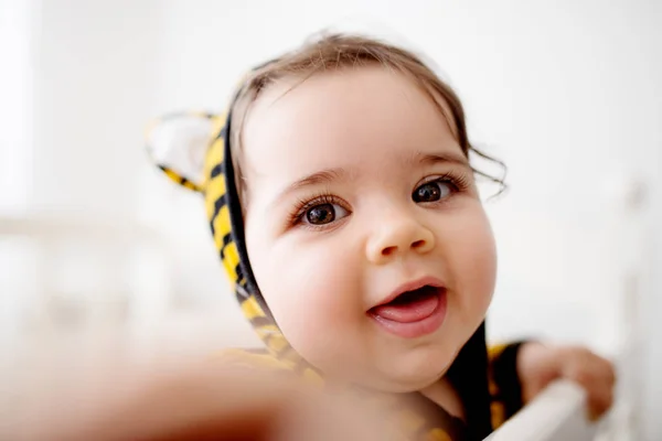 Bebê bonito vestindo minúsculo traje de tigre — Fotografia de Stock