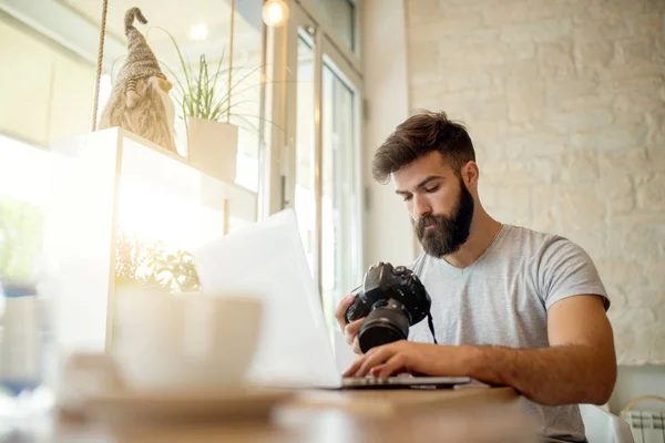 Fotografo che controlla i suoi file — Foto Stock