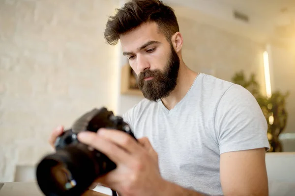 Fotografer memeriksa berkas-berkasnya Stok Foto