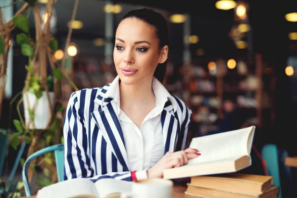 Kvinna läsa bok i café — Stockfoto