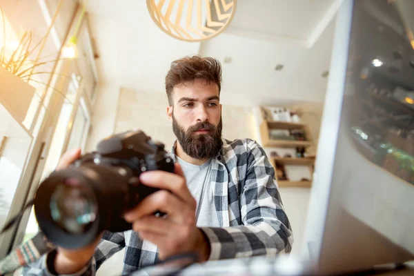 Fotógrafo verificando seus arquivos — Fotografia de Stock