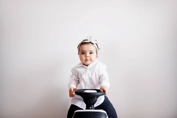 Chica sentada en una pequeña bicicleta — Foto de Stock