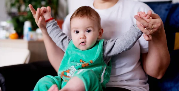 男の子はお母さんに開催 — ストック写真