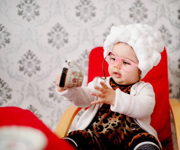 Lindo bebé disfrazado como la abuela — Foto de Stock