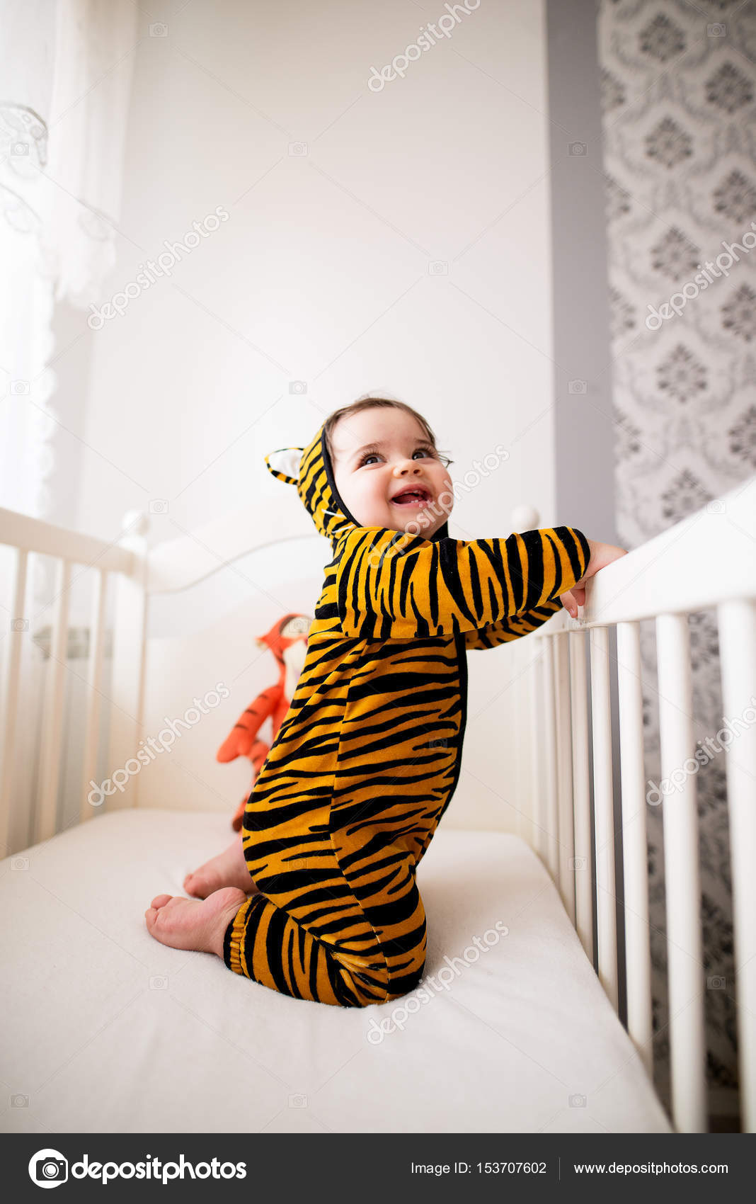 Bebe Mignon Portant Petit Costume De Tigre Image Libre De Droit Par Dusanpetkovic C