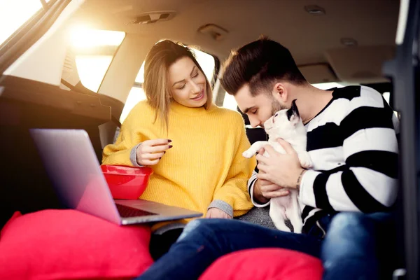 Young couple travelling on car — Stock Photo, Image