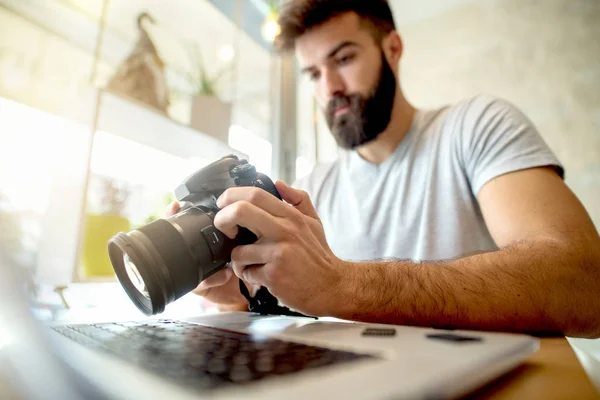 写真家の彼のファイルをチェック — ストック写真