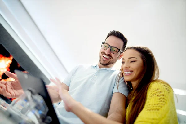 Joven pareja en technics tienda — Foto de Stock