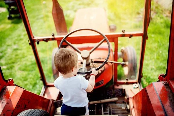 Dětské hospodářství volant traktoru — Stock fotografie