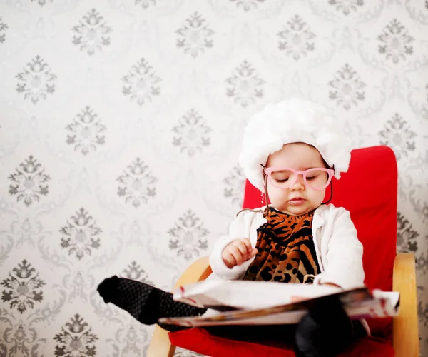 Bonito bebê menina sentado na cadeira — Fotografia de Stock