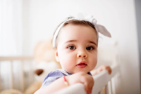 Aranyos kisgyermek lány gyermekágy — Stock Fotó