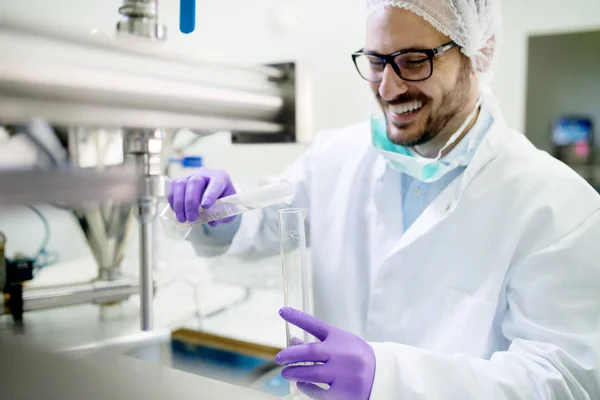 Técnico de laboratório fazendo análise de água — Fotografia de Stock