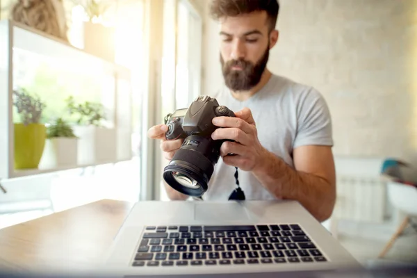 Fotógrafo revisando sus archivos —  Fotos de Stock