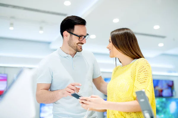 Joven pareja en technics tienda — Foto de Stock