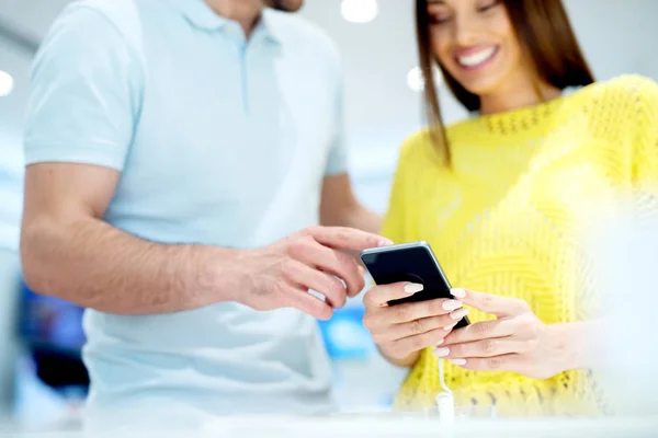 Jeune couple en magasin technique — Photo