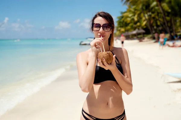 Młoda kobieta picia kokos koktajl — Zdjęcie stockowe