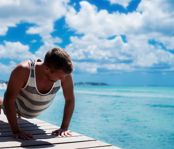 Junge Athletin macht Liegestütze — Stockfoto