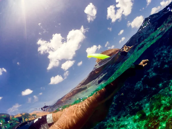 Um tipo a mergulhar em águas límpidas. selfie over-under com beau — Fotografia de Stock