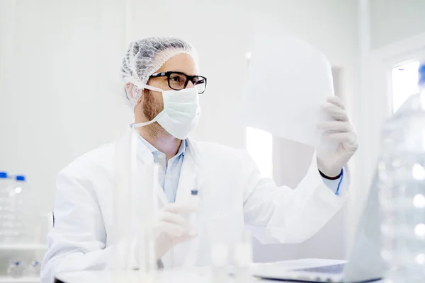 Técnico de laboratório fazendo análise de água — Fotografia de Stock