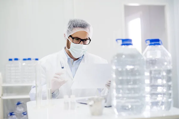 Técnico de laboratório fazendo análise química — Fotografia de Stock