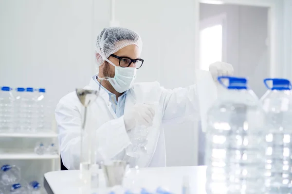 Técnico de laboratorio haciendo análisis químicos — Foto de Stock