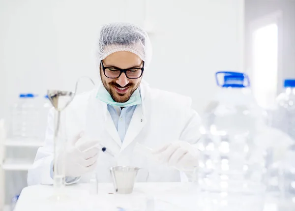 Técnico de laboratorio haciendo análisis químicos — Foto de Stock