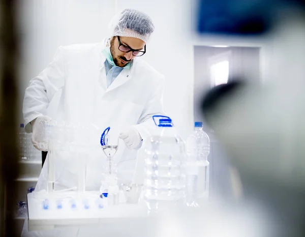 Lab technician doing chemical analysis — Stock Photo, Image