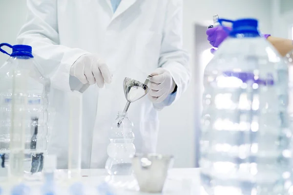 Técnico de laboratorio haciendo análisis químicos — Foto de Stock