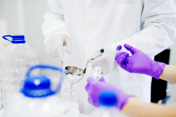 Laboratóriumi technikusok steril egyenruhát — Stock Fotó