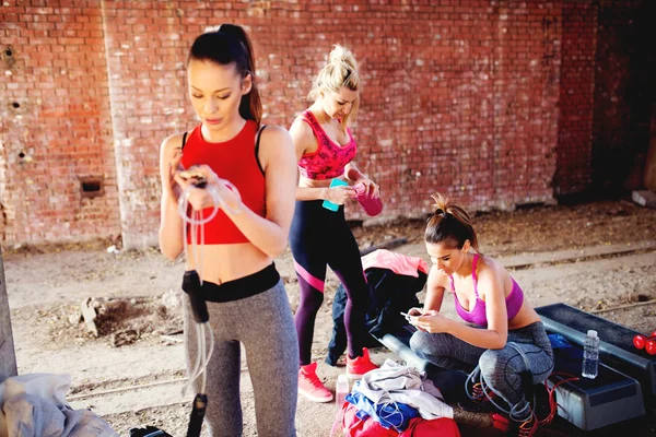 Chicas de fitness preparándose para el entrenamiento —  Fotos de Stock