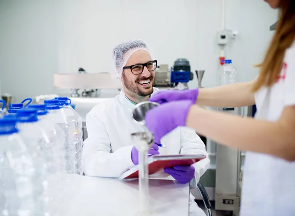 Técnico de laboratório fazendo análise química — Fotografia de Stock