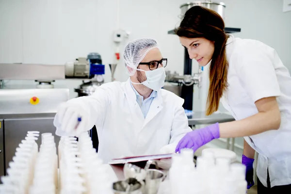 Médico y enfermera haciendo análisis químicos —  Fotos de Stock