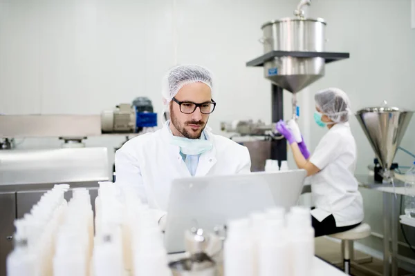 Tecnólogo fazendo cremes de cuidados faciais — Fotografia de Stock