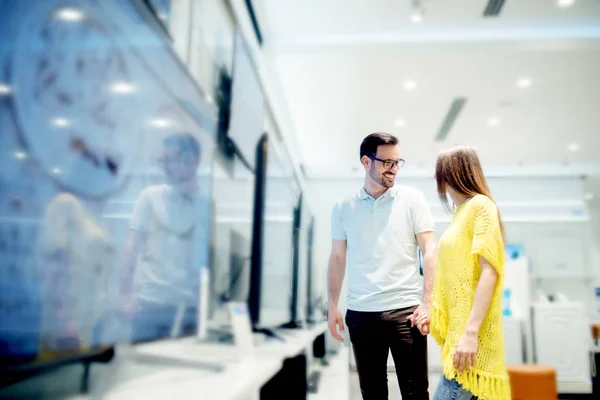 Joven pareja en technics tienda — Foto de Stock