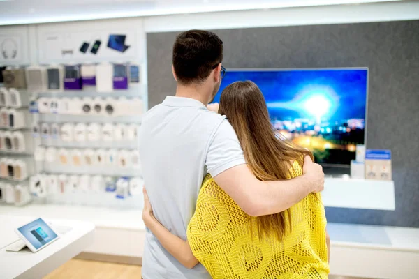 Joven pareja en technics tienda — Foto de Stock