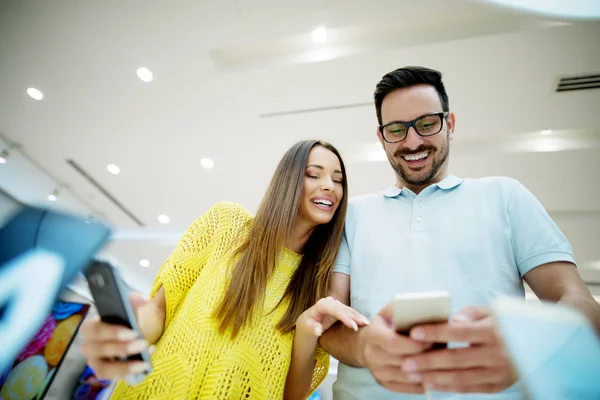 Joven pareja en technics tienda — Foto de Stock