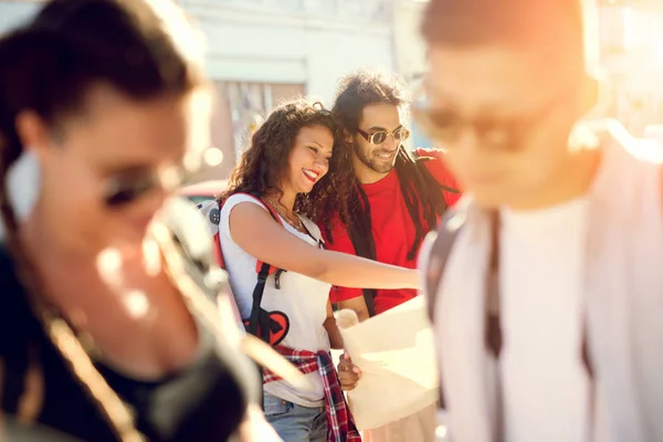 Grupo de jovens turistas — Fotografia de Stock