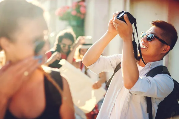 Grupo de jóvenes turistas —  Fotos de Stock