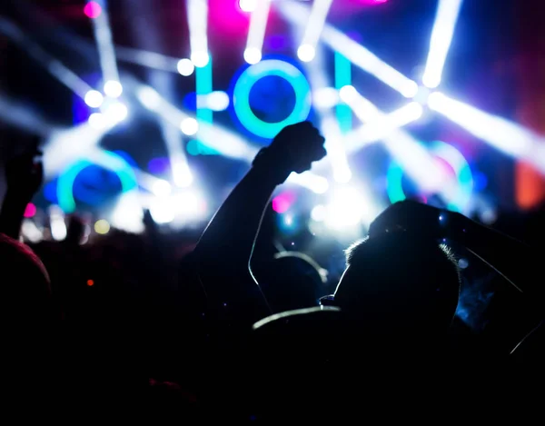 Silhouetten van mensen op muziekfestival — Stockfoto