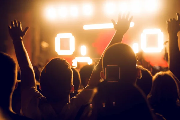 Siluetas de la gente en el festival de música — Foto de Stock