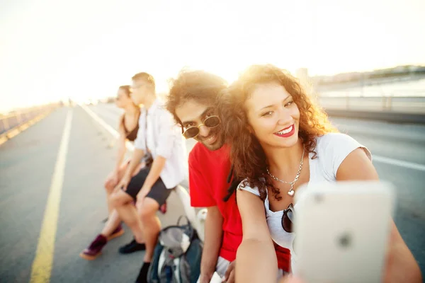 Group of young tourists — Stock Photo, Image
