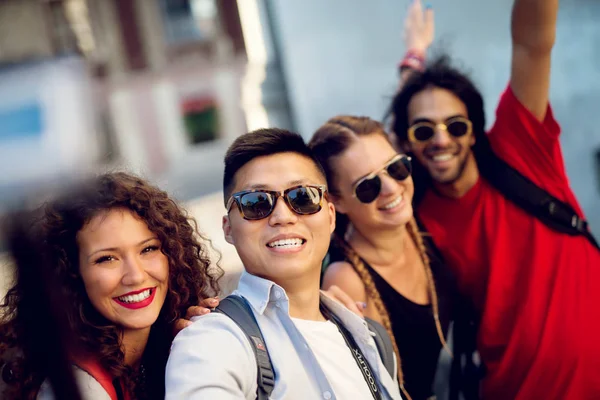 Group of young tourists — Stock Photo, Image