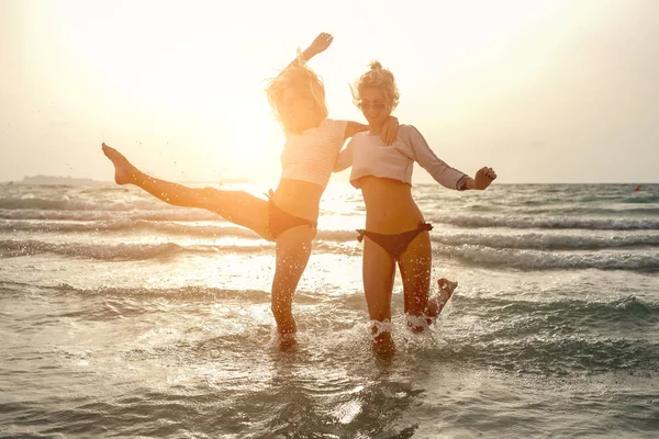 Dos hembras se divierten en el mar . — Foto de Stock